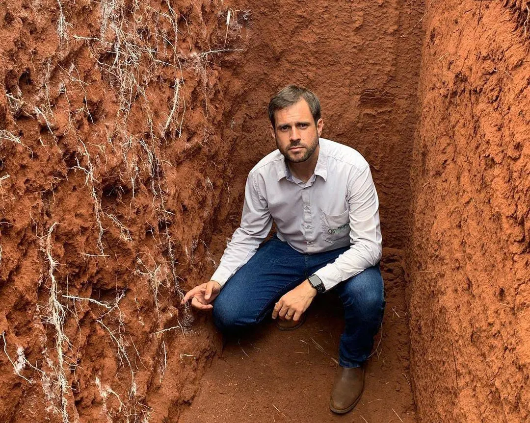 João Ancheschi dentro de uma trincheira de solo